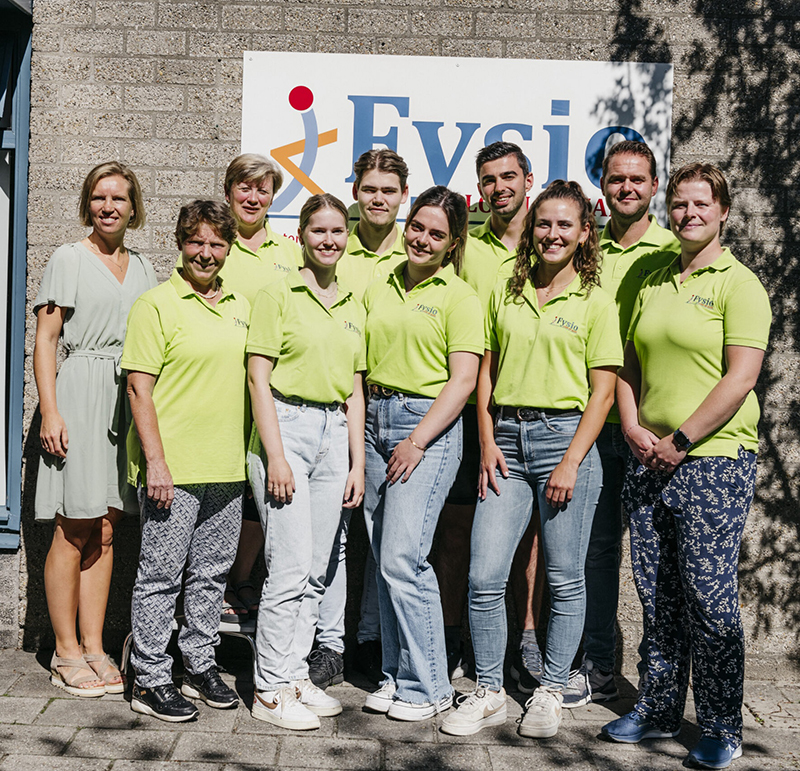 Ons team 1 Groepsfoto medewerkers in groen bij Fysio Loon op Zand