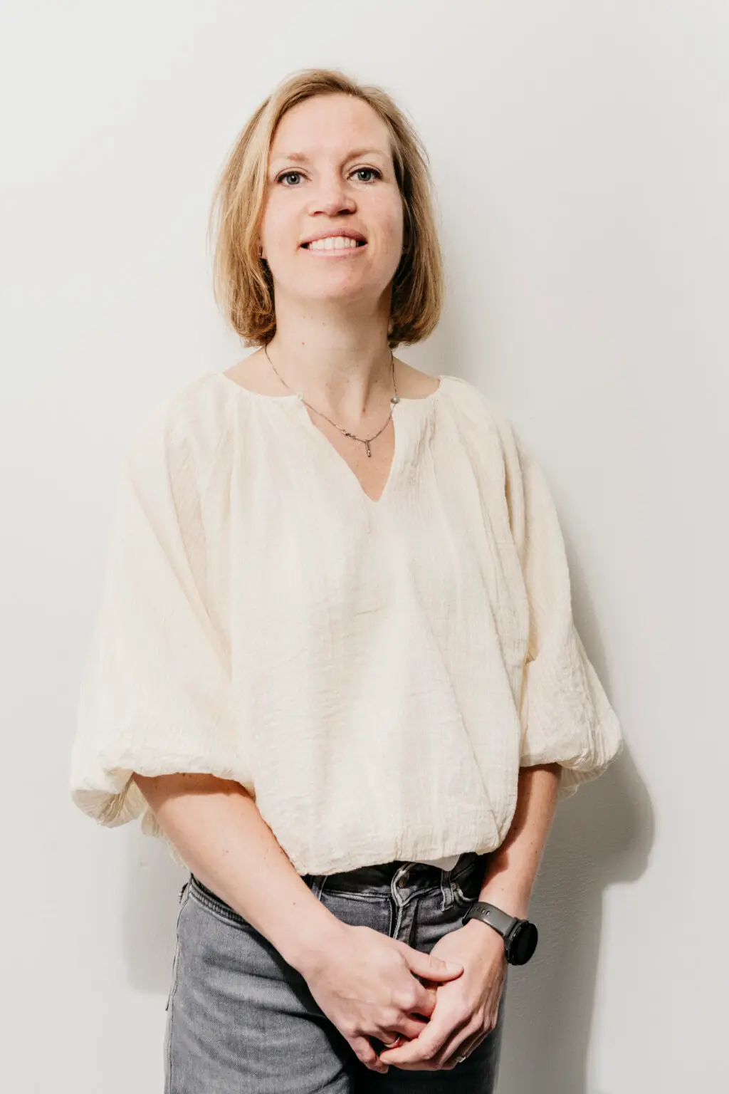 Vrouw in casual kleding lachend Fysio loon op zand