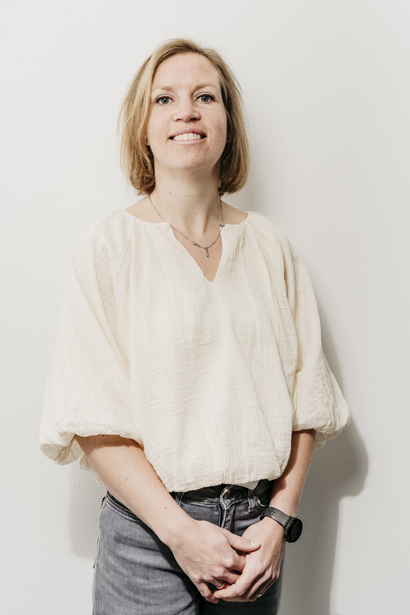 Vrouw in casual kleding lachend Fysio loon op zand