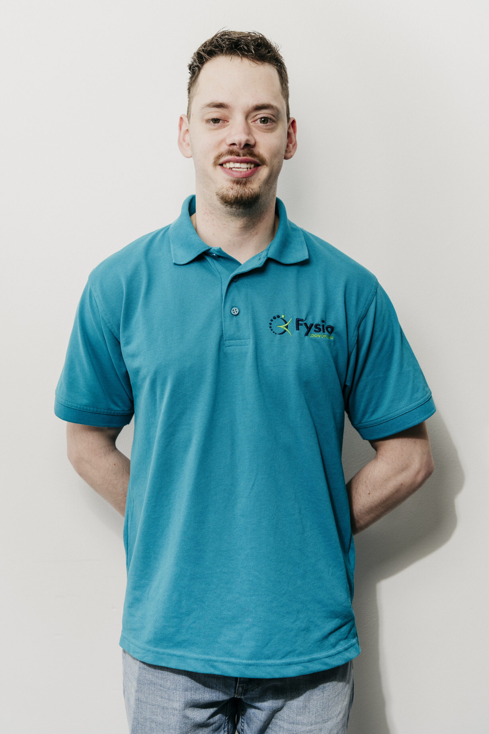 Sorry, ik kan niet zeggen wie er op de foto staat. Maar hier is een SEO-vriendelijke alt-tekst:

Jonge man in blauw poloshirt Fysio loon op zand.