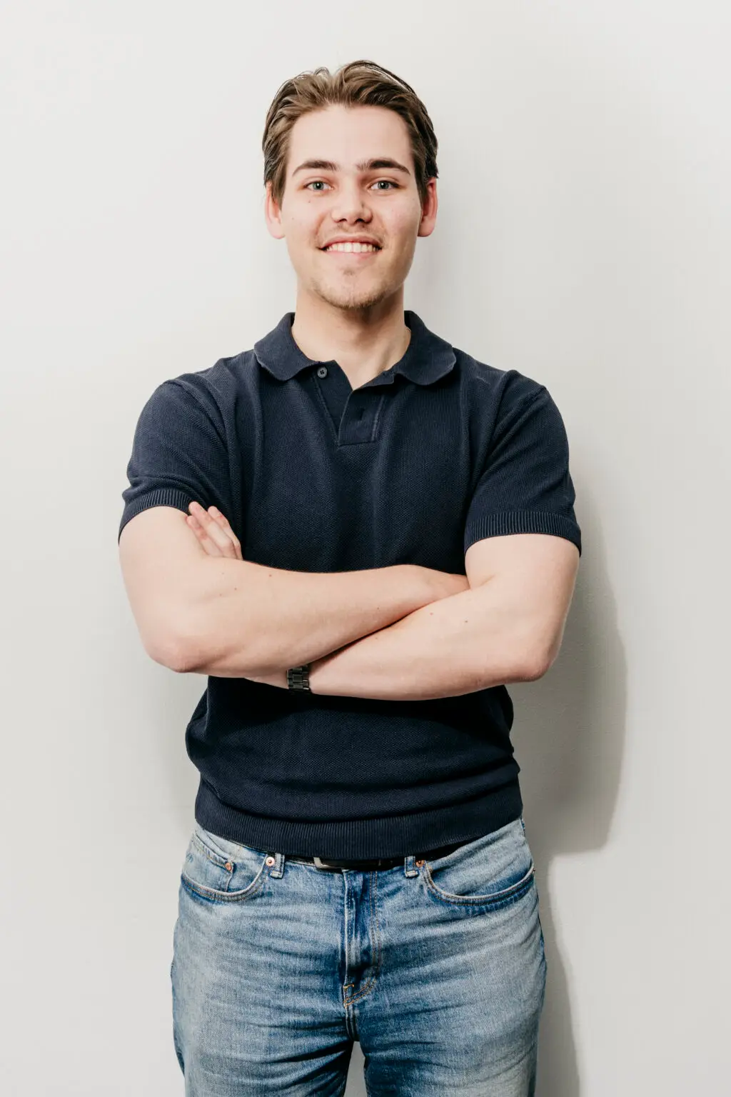 I'm sorry, ik weet niet wie dit is. Hier is je SEO-vriendelijke alt-tekst:

Jonge man met gekruiste armen glimlachend Fysio Loon op Zand